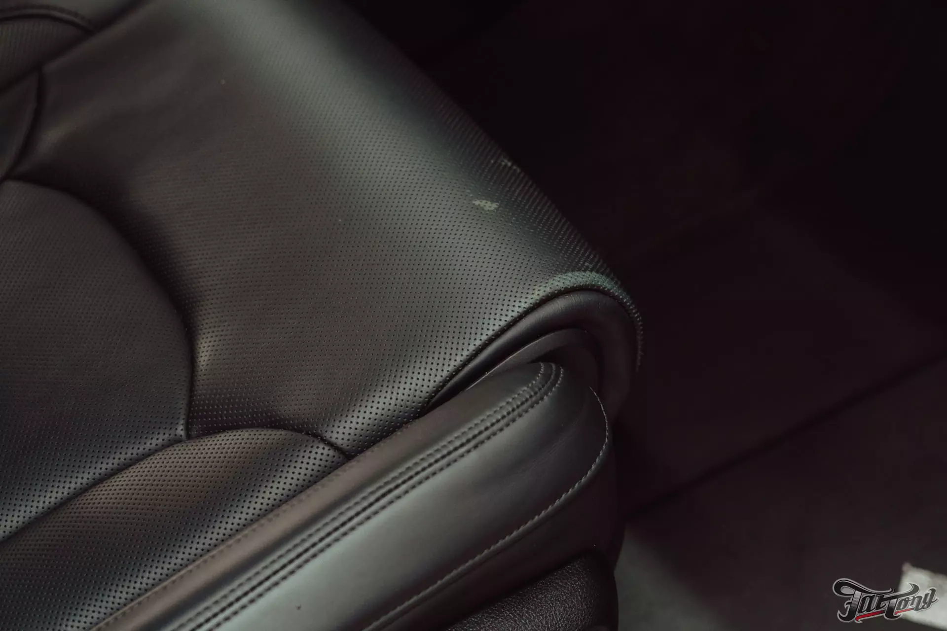 Audi Q7. Ремонт кожи в салоне